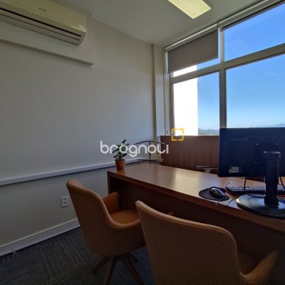 Sala com 76m², no bairro Centro em Florianópolis
