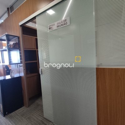 Sala com 76m², no bairro Centro em Florianópolis