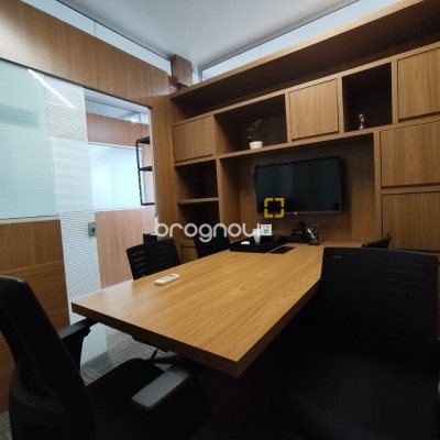 Sala com 76m², no bairro Centro em Florianópolis