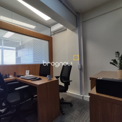 Sala com 76m², no bairro Centro em Florianópolis