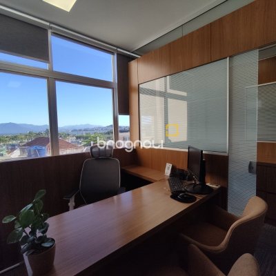 Sala com 76m², no bairro Centro em Florianópolis