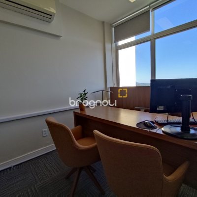 Sala com 76m², no bairro Centro em Florianópolis