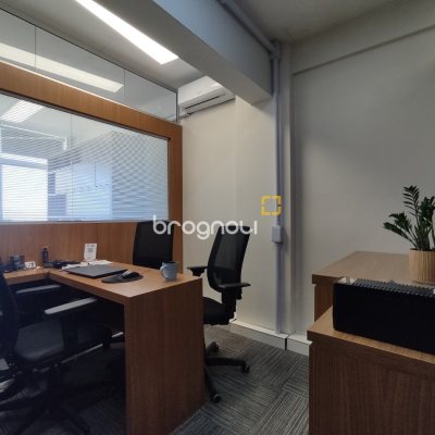 Sala com 76m², no bairro Centro em Florianópolis