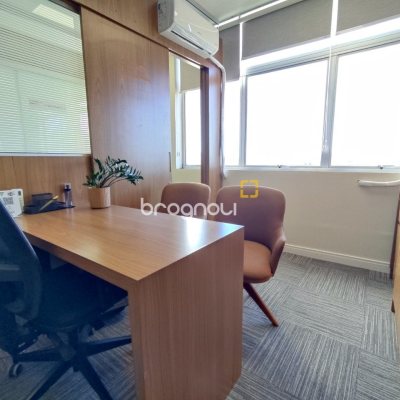 Sala com 76m², no bairro Centro em Florianópolis