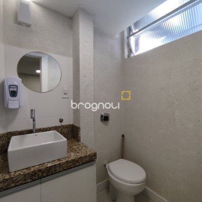 Sala com 76m², no bairro Centro em Florianópolis