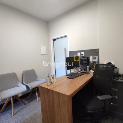 Sala com 76m², no bairro Centro em Florianópolis
