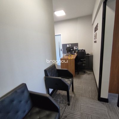 Sala com 76m², no bairro Centro em Florianópolis