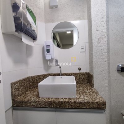 Sala com 76m², no bairro Centro em Florianópolis