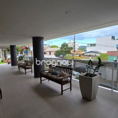 Apartamento com 79m², 2 quartos (sendo 1 suíte), 2 garagens, no bairro Itacorubi em Florianópolis