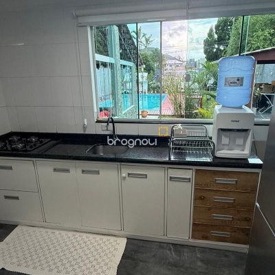 Casa com 126m², 2 quartos (sendo 1 suíte), 3 garagens, no bairro Rio Vermelho em Florianópolis