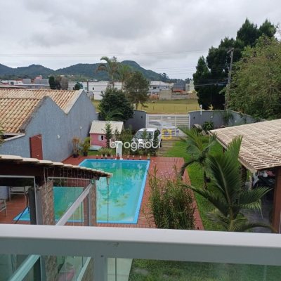 Casa com 126m², 2 quartos (sendo 1 suíte), 3 garagens, no bairro Rio Vermelho em Florianópolis