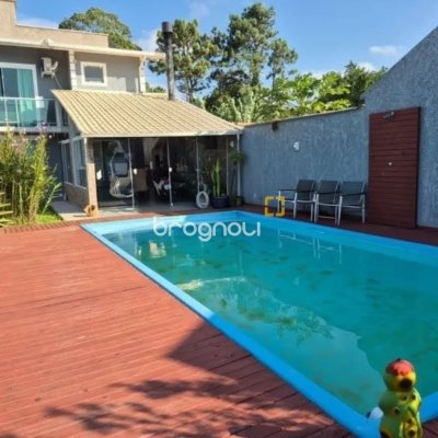 Casa com 126m², 2 quartos (sendo 1 suíte), 3 garagens, no bairro Rio Vermelho em Florianópolis