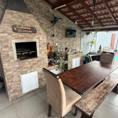 Casa com 126m², 2 quartos (sendo 1 suíte), 3 garagens, no bairro Rio Vermelho em Florianópolis