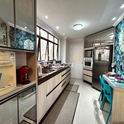 Apartamento com 128m², 3 quartos (sendo 1 suíte), 2 garagens, no bairro Centro em Florianópolis