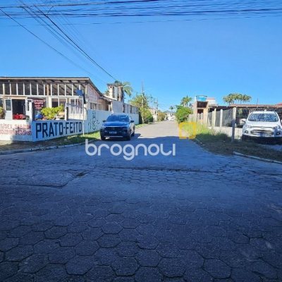 Terreno com 867m², no bairro Canasvieiras em Florianópolis