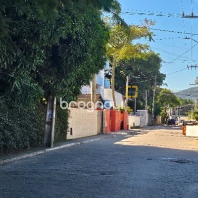 Terreno com 867m², no bairro Canasvieiras em Florianópolis