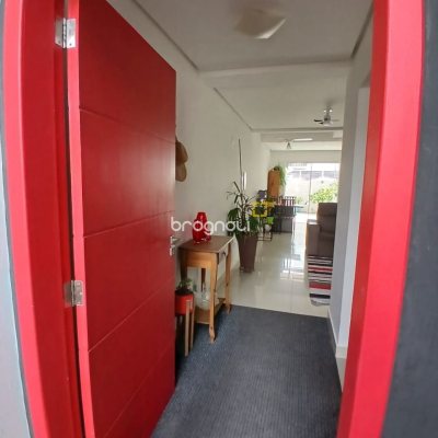 Casa com 124m², 2 quartos (sendo 2 suítes), 2 garagens, no bairro Ribeirão da Ilha em Florianópolis