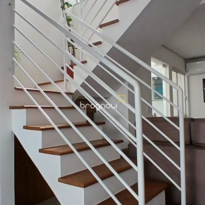 Casa com 124m², 2 quartos (sendo 2 suítes), 2 garagens, no bairro Ribeirão da Ilha em Florianópolis