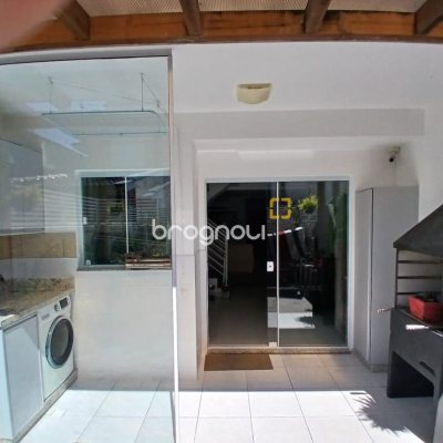 Casa com 124m², 2 quartos (sendo 2 suítes), 2 garagens, no bairro Ribeirão da Ilha em Florianópolis