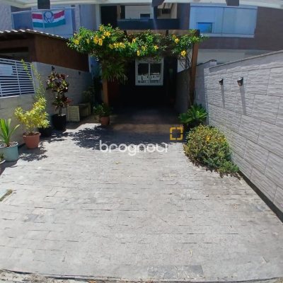 Casa com 124m², 2 quartos (sendo 2 suítes), 2 garagens, no bairro Ribeirão da Ilha em Florianópolis