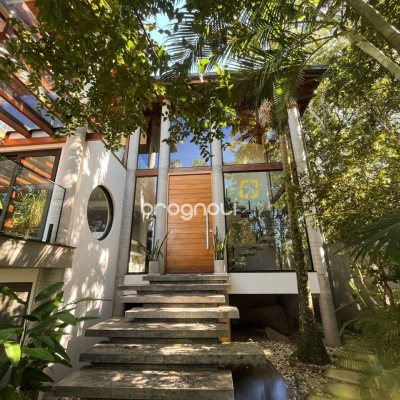 Casa com 323m², 3 quartos (sendo 3 suítes), no bairro Lagoa da Conceição em Florianópolis