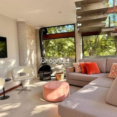 Casa com 323m², 3 quartos (sendo 3 suítes), no bairro Lagoa da Conceição em Florianópolis