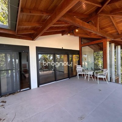 Casa com 323m², 3 quartos (sendo 3 suítes), no bairro Lagoa da Conceição em Florianópolis
