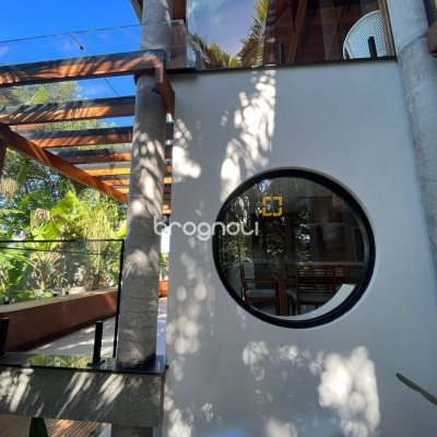 Casa com 323m², 3 quartos (sendo 3 suítes), no bairro Lagoa da Conceição em Florianópolis