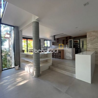 Casa com 323m², 3 quartos (sendo 3 suítes), no bairro Lagoa da Conceição em Florianópolis