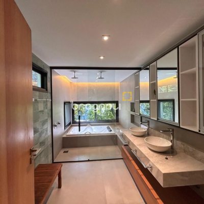 Casa com 323m², 3 quartos (sendo 3 suítes), no bairro Lagoa da Conceição em Florianópolis