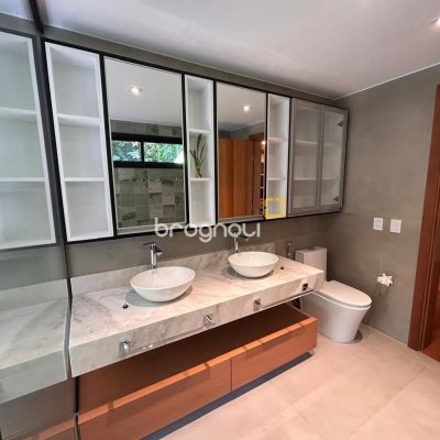 Casa com 323m², 3 quartos (sendo 3 suítes), no bairro Lagoa da Conceição em Florianópolis