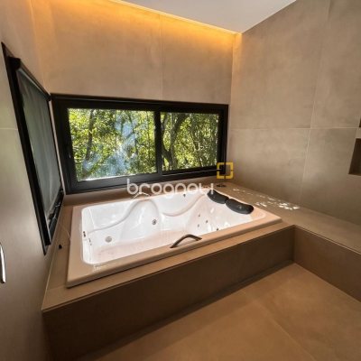 Casa com 323m², 3 quartos (sendo 3 suítes), no bairro Lagoa da Conceição em Florianópolis