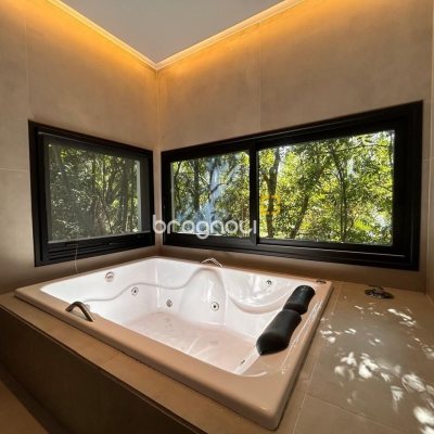 Casa com 323m², 3 quartos (sendo 3 suítes), no bairro Lagoa da Conceição em Florianópolis