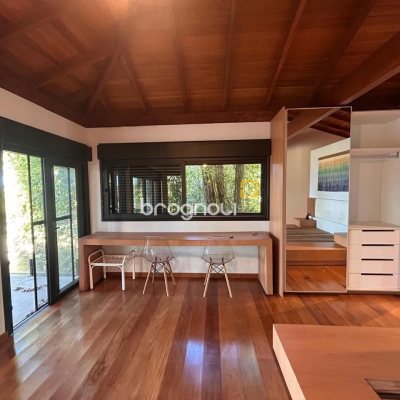 Casa com 323m², 3 quartos (sendo 3 suítes), no bairro Lagoa da Conceição em Florianópolis