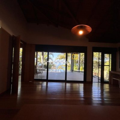 Casa com 323m², 3 quartos (sendo 3 suítes), no bairro Lagoa da Conceição em Florianópolis