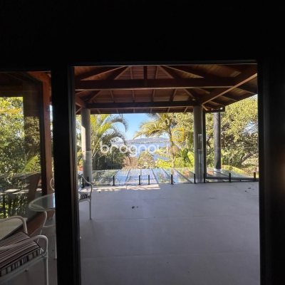 Casa com 323m², 3 quartos (sendo 3 suítes), no bairro Lagoa da Conceição em Florianópolis