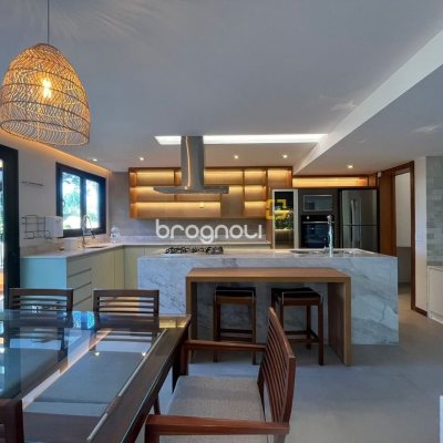 Casa com 323m², 3 quartos (sendo 3 suítes), no bairro Lagoa da Conceição em Florianópolis