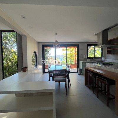 Casa com 323m², 3 quartos (sendo 3 suítes), no bairro Lagoa da Conceição em Florianópolis