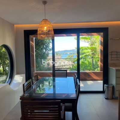Casa com 323m², 3 quartos (sendo 3 suítes), no bairro Lagoa da Conceição em Florianópolis