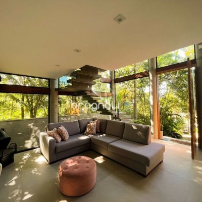 Casa com 323m², 3 quartos (sendo 3 suítes), no bairro Lagoa da Conceição em Florianópolis