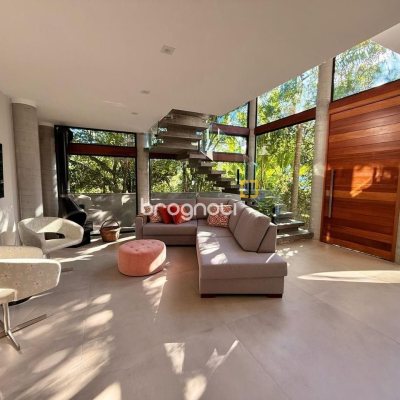 Casa com 323m², 3 quartos (sendo 3 suítes), no bairro Lagoa da Conceição em Florianópolis