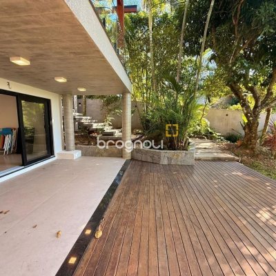 Casa com 323m², 3 quartos (sendo 3 suítes), no bairro Lagoa da Conceição em Florianópolis