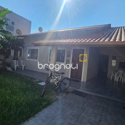 Casa com 118m², 3 quartos, 2 garagens, no bairro Ingleses do Rio Vermelho em Florianópolis