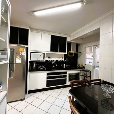 Apartamento com 96m², 2 quartos (sendo 1 suíte), 1 garagem, no bairro Kobrasol em São José