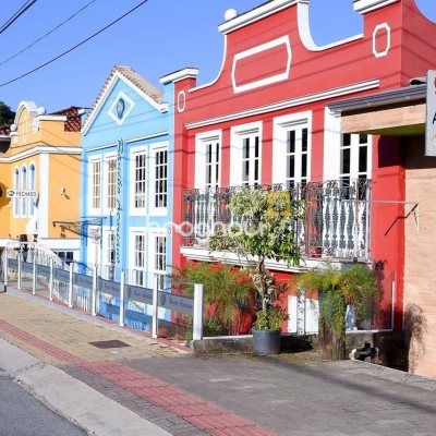 Casa com 176m², 4 quartos (sendo 1 suíte), 3 garagens, no bairro Campeche em Florianópolis