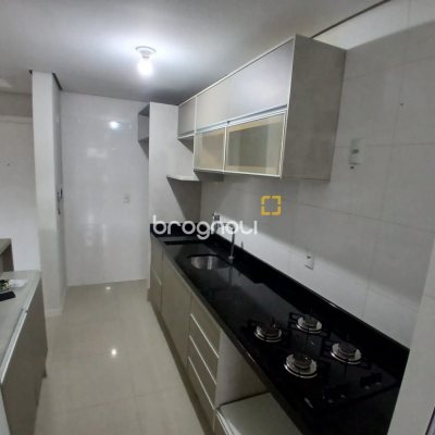 Apartamento com 79m², 2 quartos (sendo 1 suíte), 1 garagem, no bairro Praia Comprida em São José
