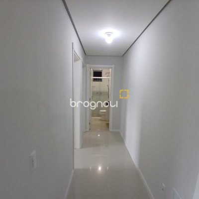 Apartamento com 79m², 2 quartos (sendo 1 suíte), 1 garagem, no bairro Praia Comprida em São José