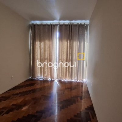 Prédio com 345m², 2 garagens, no bairro Canto em Florianópolis