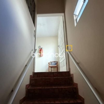 Prédio com 345m², 2 garagens, no bairro Canto em Florianópolis