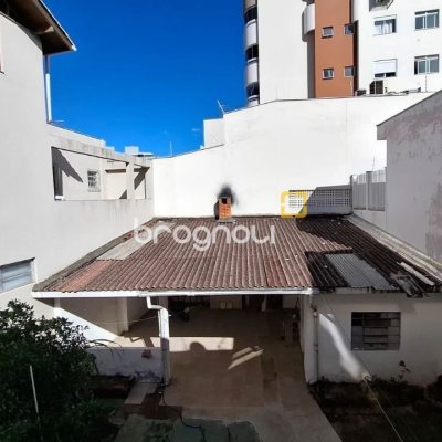 Prédio com 345m², 2 garagens, no bairro Canto em Florianópolis